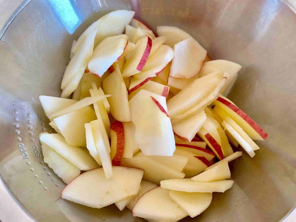 りんごサンドイッチ　りんごを切る