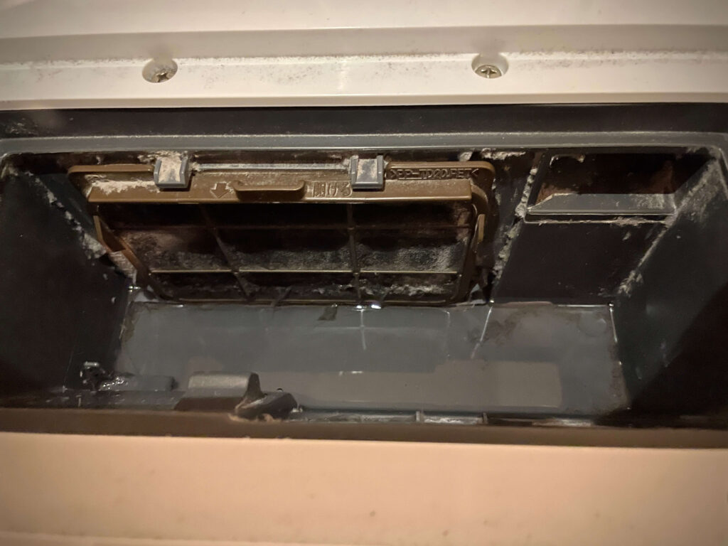 ドラム式電気洗濯乾燥機（Panasonic：NA-VX9800L-W）の乾燥フィルターを外すと水がたまっていたので修理した話